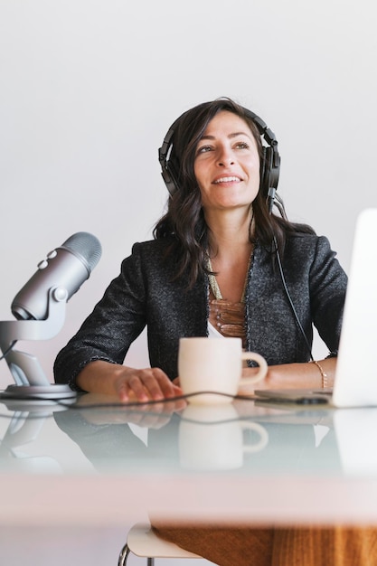 Animatrice de radio féminine diffusant en direct dans un studio