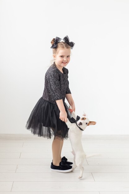 Animaux de compagnie et concept animal - Enfant fille jouant avec le chiot Jack Russell Terrier.