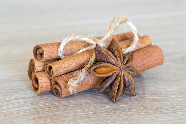 Anis et cannelle, sur table en bois