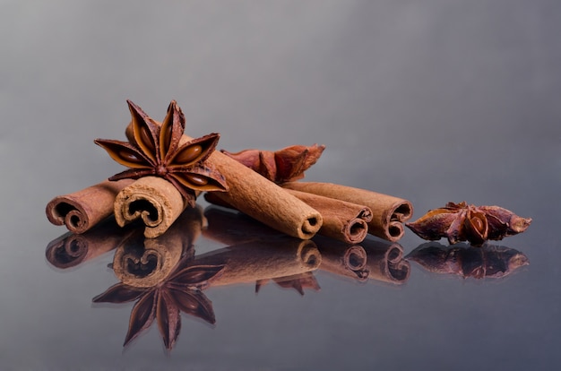 Photo anis et cannelle sur une table réfléchissante