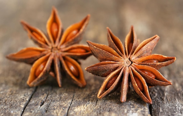 Anis étoilé aromatique sur la surface du bois