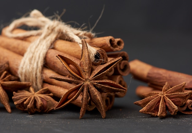 Anis étoilé sec avec un tas de bâtons de cannelle brun attachés avec une corde