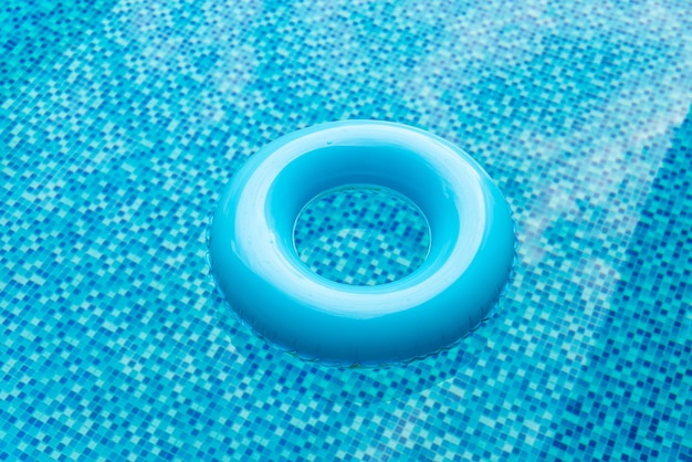 anneau de bain en piscine bleue