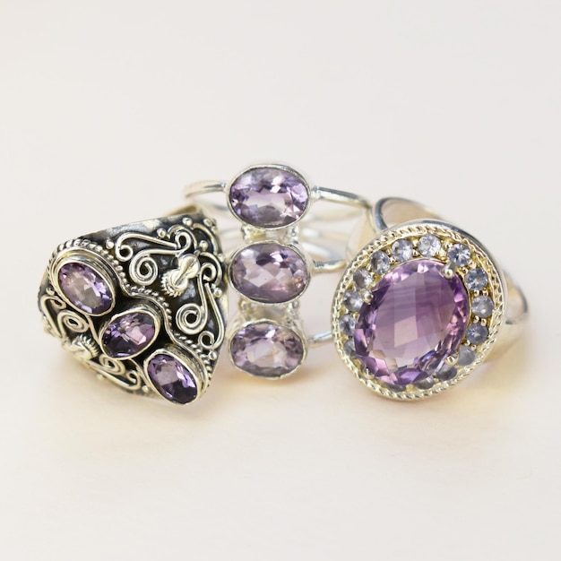 anneau de bijoux avec une améthyste violette sur un fond blanc