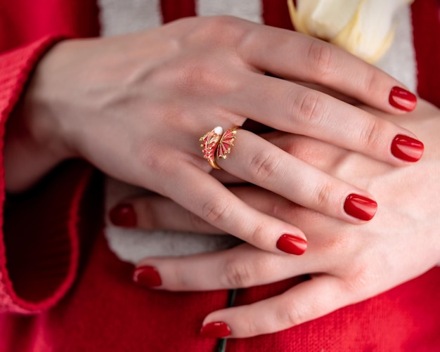 Anneau de bijoux sur le doigt d'une femme