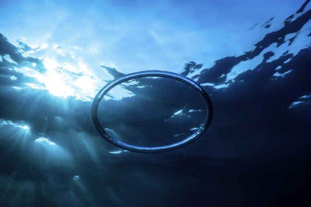 Un anneau de bulles sous l'eau s'élève vers le Soleil