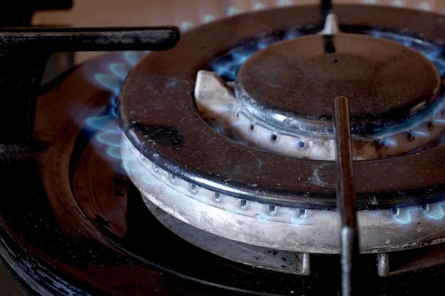 L'anneau de gaz brûlant sur la cuisinière