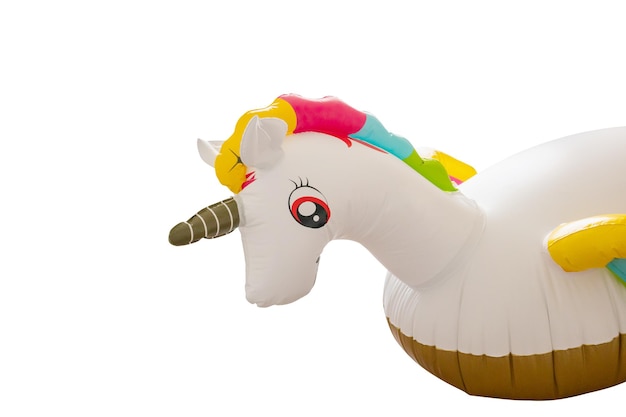 Anneau de licorne graisse gonflable pour piscine isolé sur fond blanc