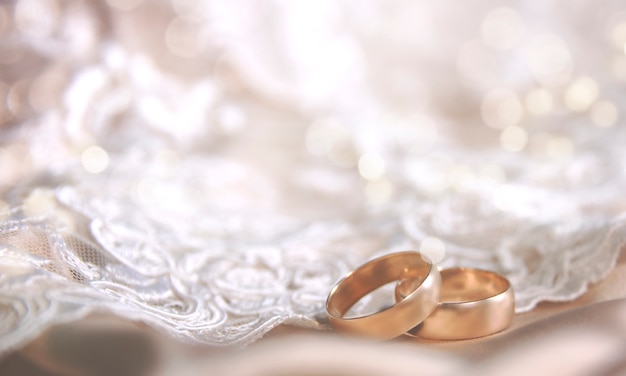 L'anneau de mariage sur la dentelle vintage