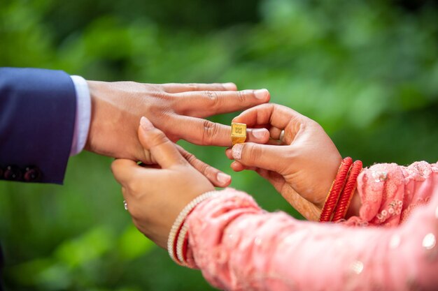 Photo l'anneau de mariage de la mariée et du marié