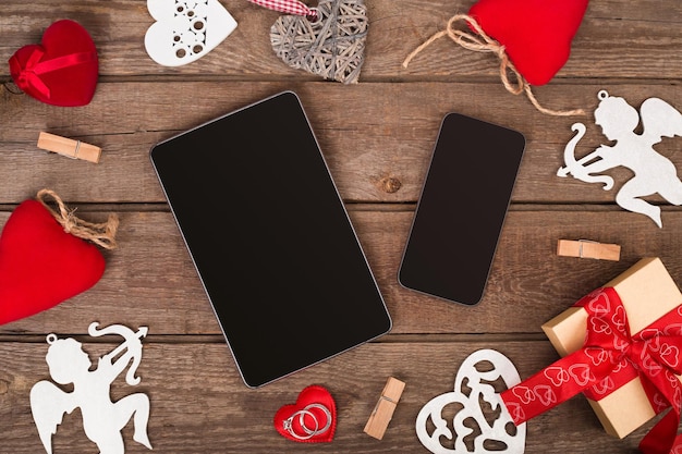 Photo anneau de saint valentin et coeurs faits à la main sur une table en bois