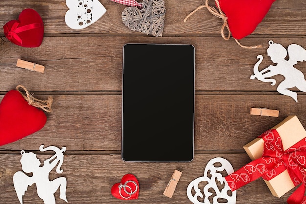 Photo anneau de saint valentin et coeurs faits à la main sur une table en bois