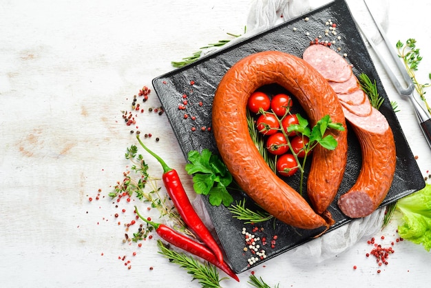 Anneau de saucisse fumée aux épices et herbes Vue de dessus Espace libre pour le texte