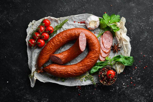 Anneau de saucisse fumée aux épices et herbes Vue de dessus Espace libre pour le texte