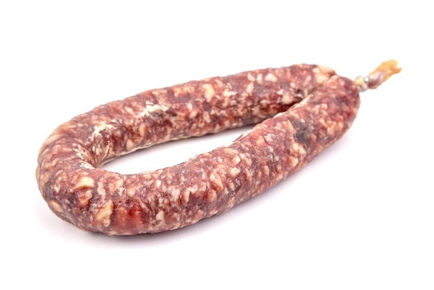 Anneau de saucisse de porc salé à sec isolé sur fond blanc