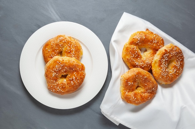 Anneaux aux graines de sésame sur fond gris vue de dessus Pâtisserie maison sans gluten