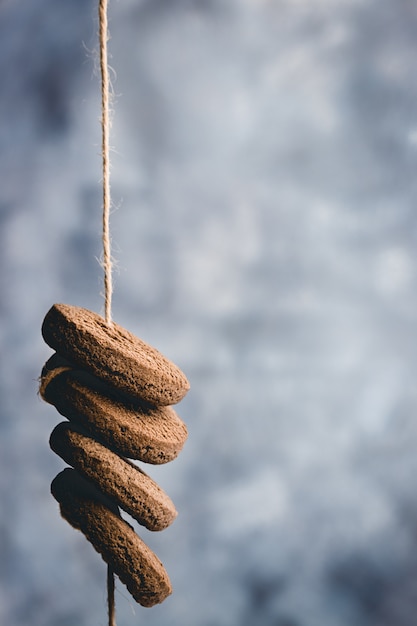 Anneaux de biscuits au chocolat. Anneaux de biscuit. Copiez l'espace.