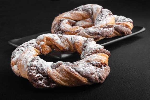 Photo anneaux de biscuits au chocolat saupoudrés de sucre en poudre