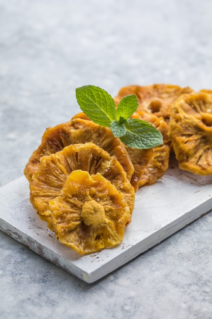 Anneaux de bonbons ananas séchés, gros plan.