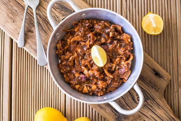 Anneaux de calamars cuits à la sauce tomate pour le dîner Vue de dessus