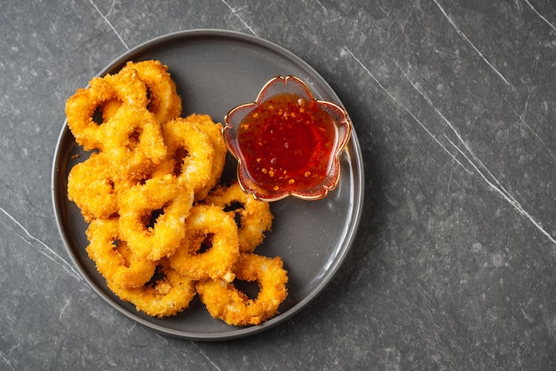 Anneaux de calamars frits panés à la sauce thaïlandaise.