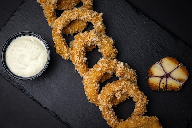 Anneaux de calamars en pâte avec sauce