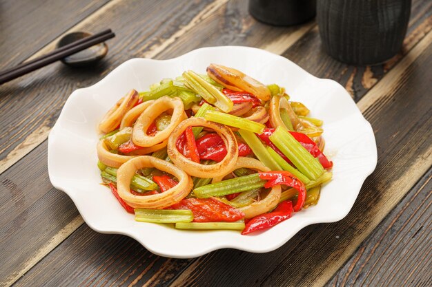 Anneaux de calamars sautés avec légumes et céleri maison chinois