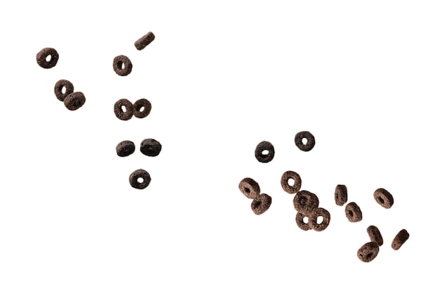 Des anneaux de chocolat se renversent dans un bol de céréales