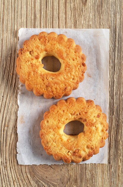 Anneaux de cookies avec des noix sur la table