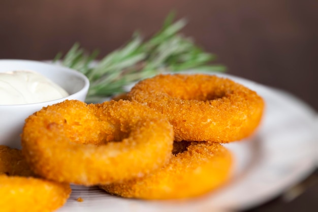 Anneaux de fromage avec sauce au fromage aux épices, anneaux de fromage frits dans un café