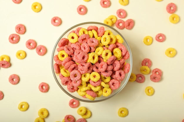 Anneaux de maïs colorés pour le petit-déjeuner sur la table en gros plan