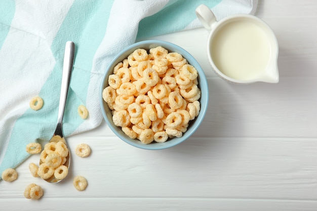 Anneaux de maïs en glaçage pour le petit-déjeuner sur la table avec un plan de rat