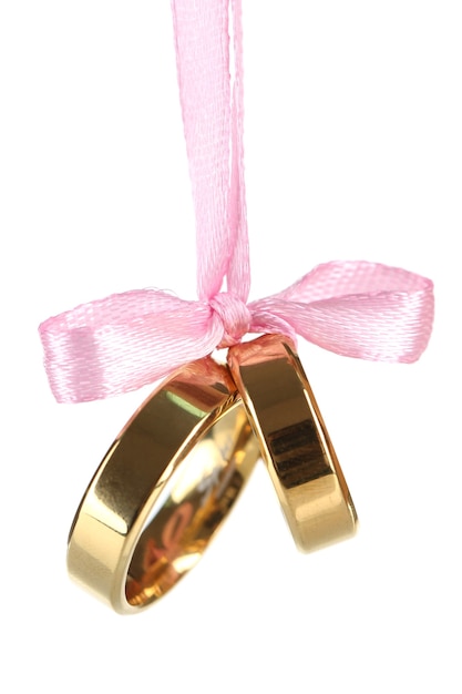 Photo anneaux de mariage attachés avec du ruban isolé sur blanc