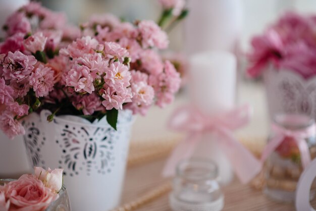 Anneaux de mariage et autres accessoires en gros plan lors de la réunion de la mariée. Mariage.