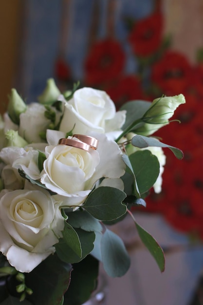 Anneaux de mariage sur un bouquet de fiançailles