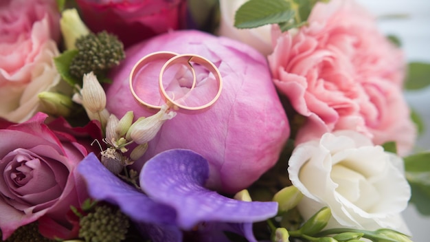 Anneaux de mariage sur bouquet, macro, vue horizontale