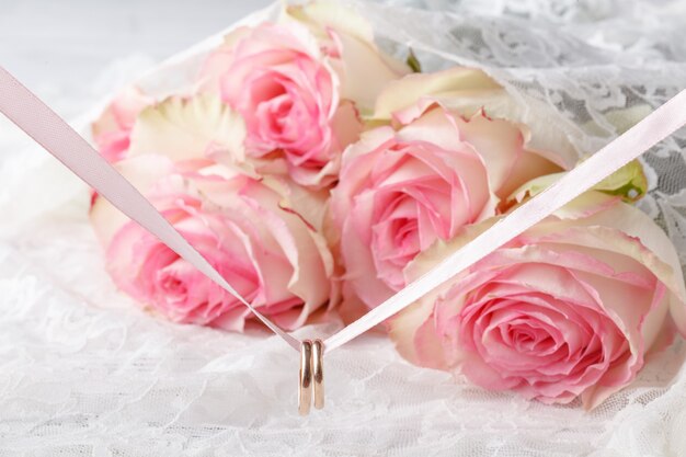 Photo anneaux de mariage sur un bouquet de mariée