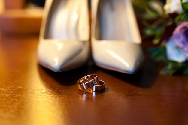 Anneaux de mariage et chaussures pour la mariée.