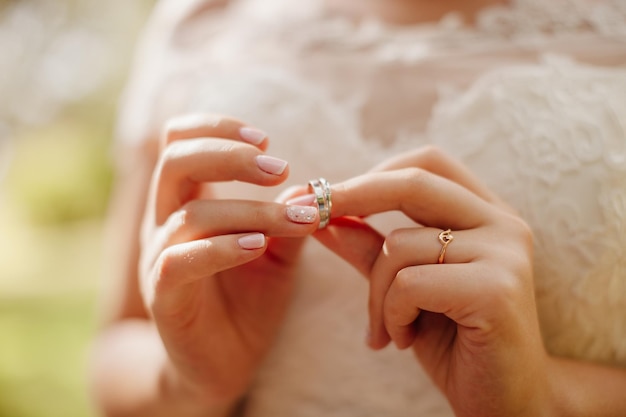 Anneaux de mariage dans la macro des mains de la mariée