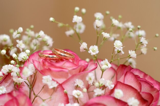 Anneaux de mariage sur une fleur blanche d'un bouquet de belle mariée