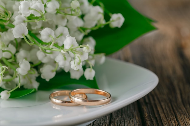 Photo anneaux de mariage avec fond de fleurs