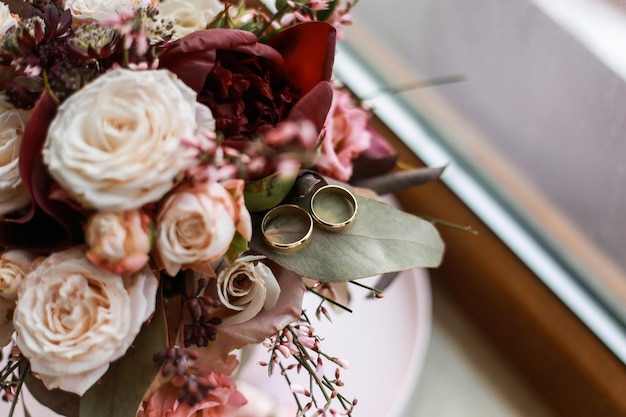 Anneaux de mariage des jeunes mariés