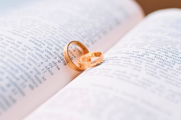 Photo anneaux de mariage sur le livre