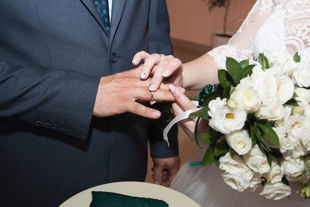 Anneaux de mariage et mains des jeunes mariés