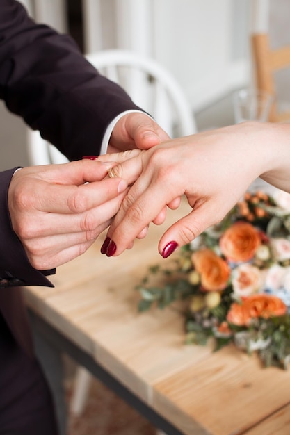 Anneaux de mariage et mains des jeunes mariés