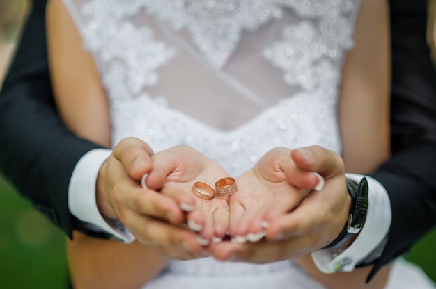 Photo anneaux de mariage sur les mains