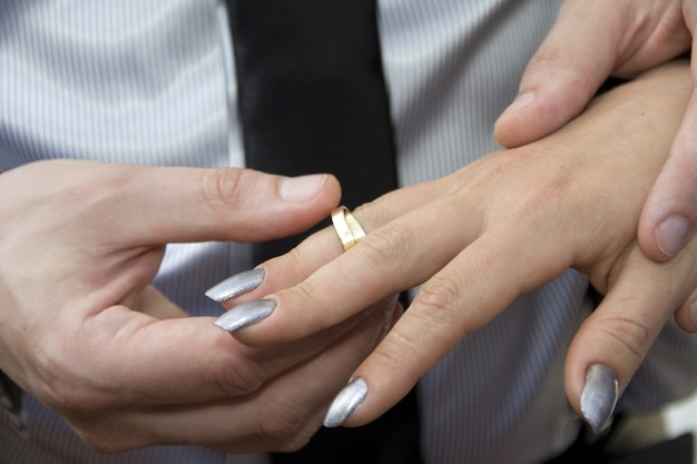 Anneaux de mariage. Mariée et marié