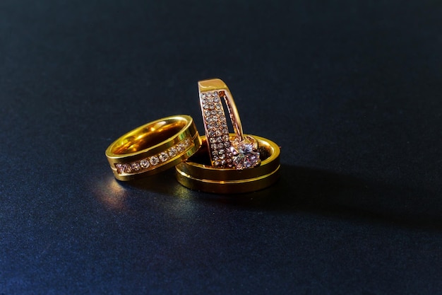 Anneaux de mariage en or avec diamants isolés sur fond noir