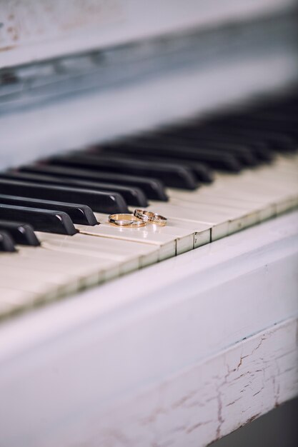 Anneaux De Mariage En Or Sur Les Touches Blanches Du Piano. Cérémonie, Religion, Musique, Vintage, Personnalisé, Décoration.