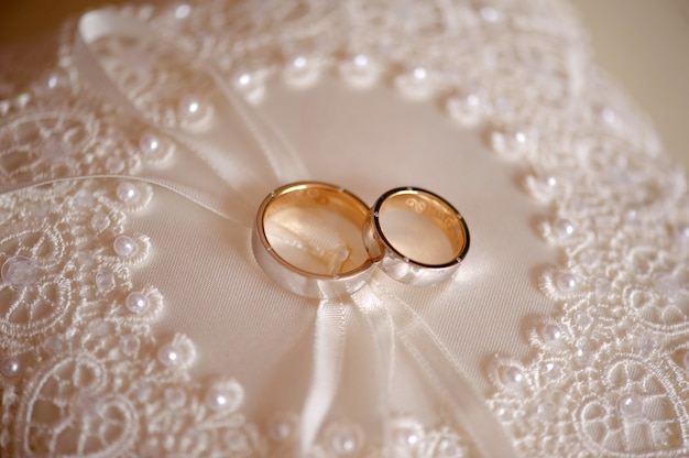 Photo anneaux de mariage pour les fiançailles des mariés